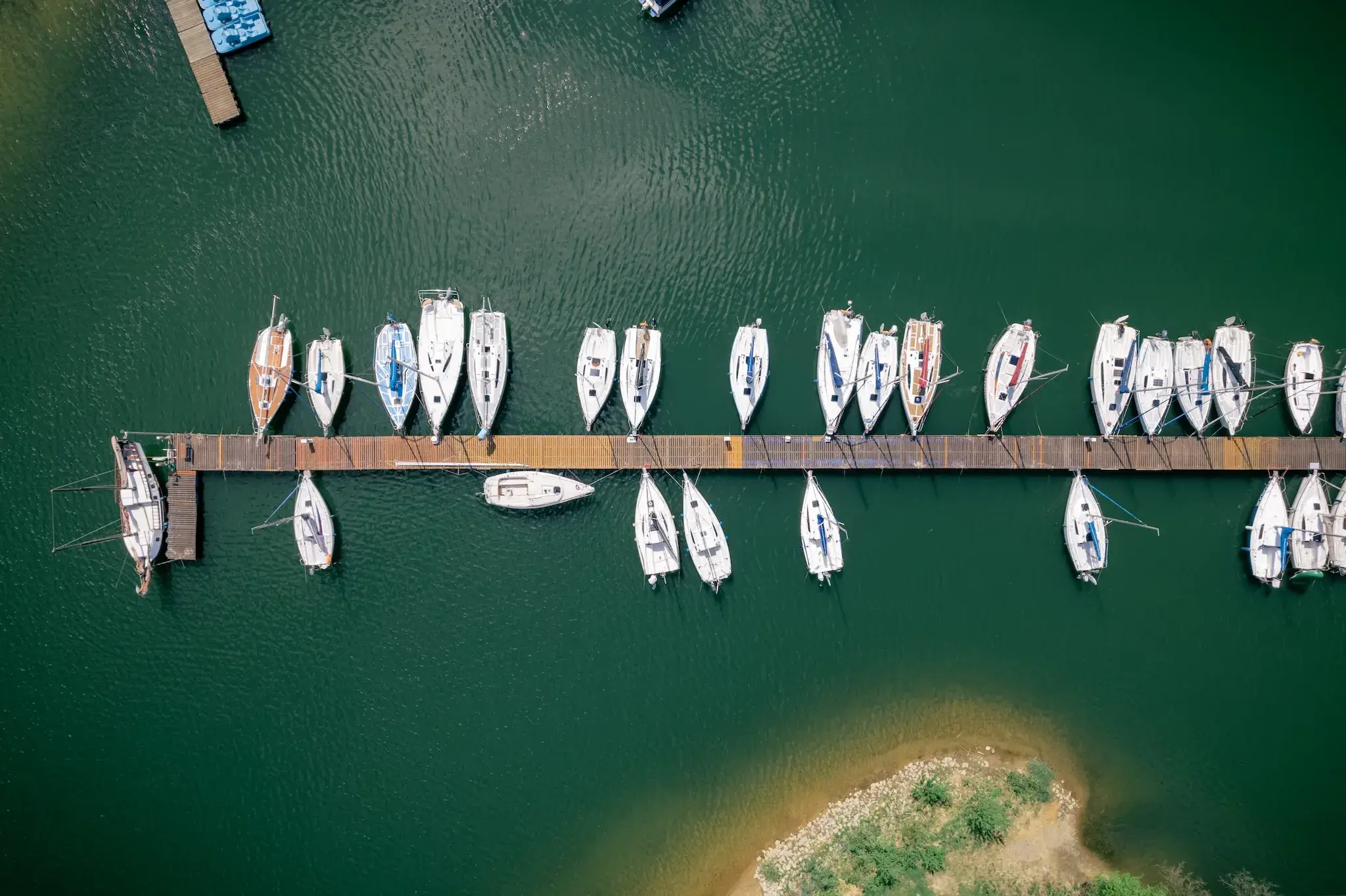 Widok na jezioro Międzybrodzkie — zacumowane łódki
